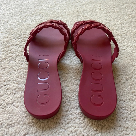 GUCCI Women's Hibiscus Red Rubber Chain Detailed Slide Sandals - Picture 5 of 8